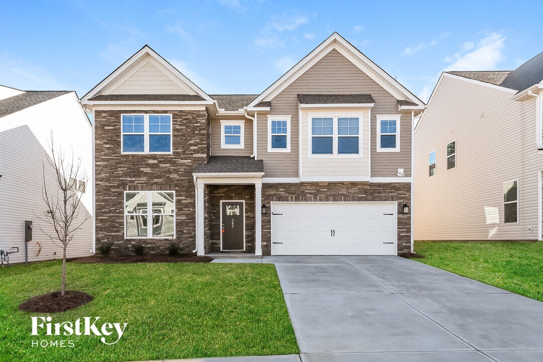 562 Hillpark Ln in Greer, SC - Building Photo