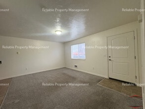 1430 Cambridge Dr, Unit 2 in Idaho Falls, ID - Foto de edificio - Building Photo