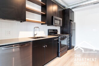 931 W Belmont Ave, Unit 604 in Chicago, IL - Building Photo - Building Photo