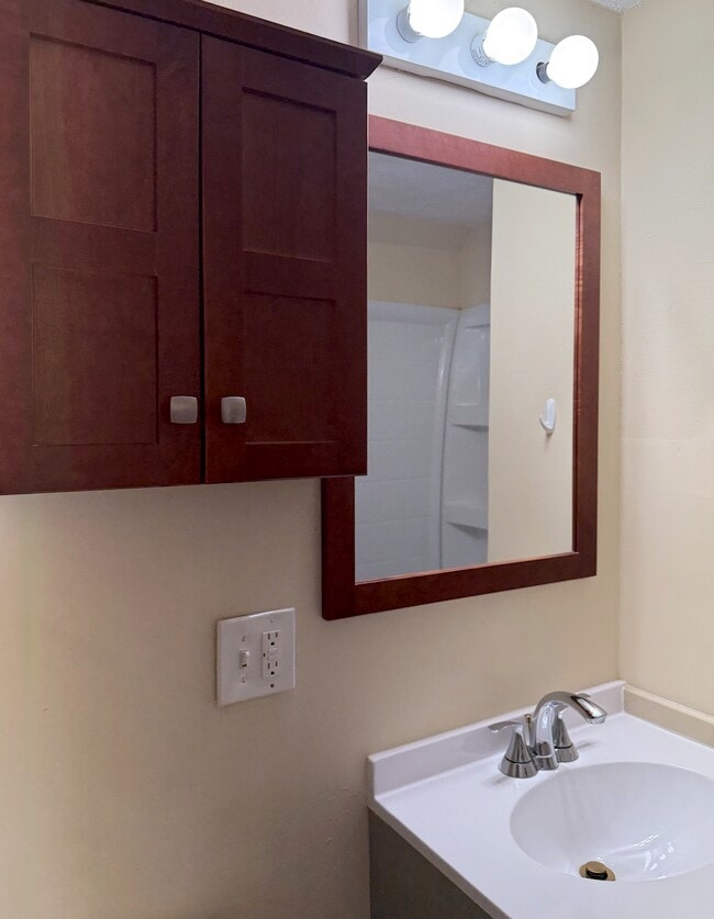 148 West St, Unit 1 in Worcester, MA - Foto de edificio - Building Photo