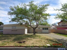 44538 2nd St E in Lancaster, CA - Building Photo