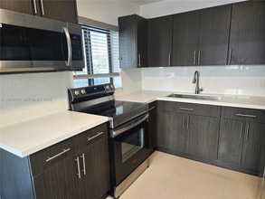 323 SW 31st Ct in Miami, FL - Foto de edificio - Building Photo