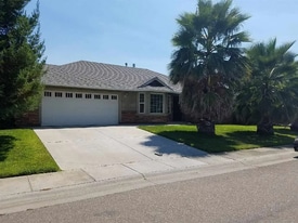 255 Shelley Way in Red Bluff, CA - Building Photo