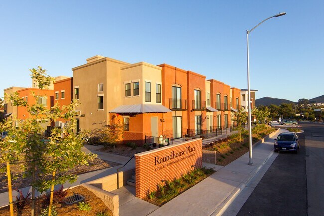 Roundhouse Place in San Luis Obispo, CA - Foto de edificio - Building Photo