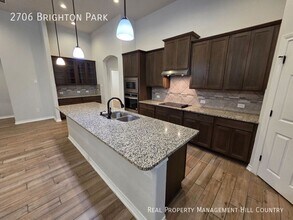 2706 Brighton Park in Converse, TX - Foto de edificio - Building Photo