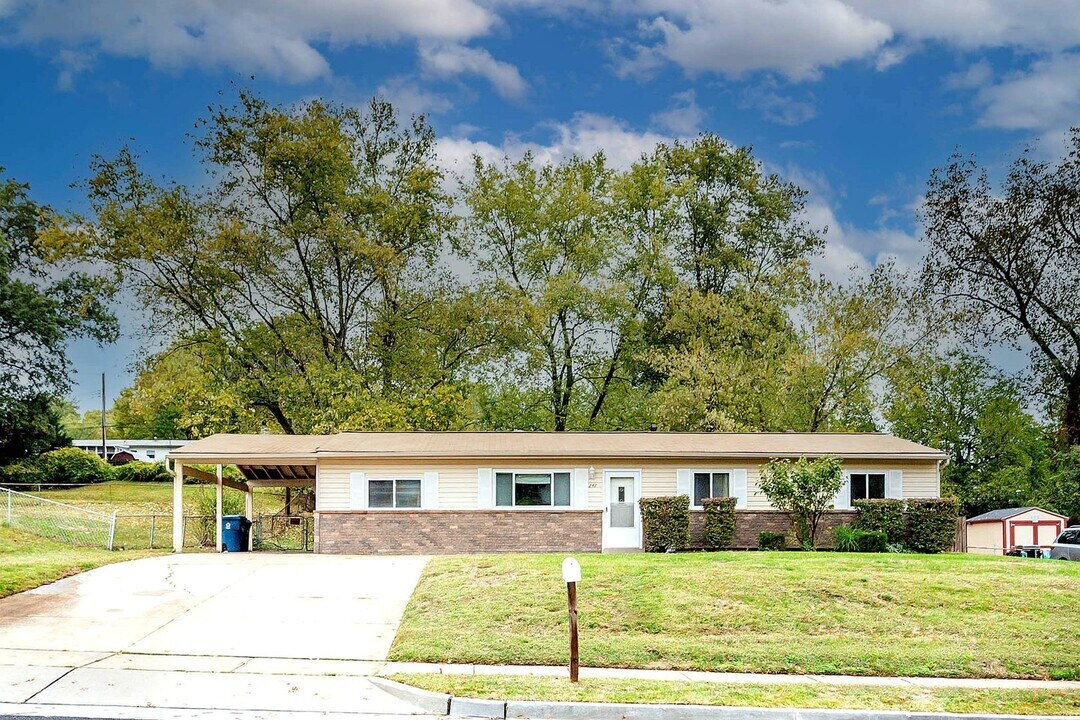 247 Ries Rd in Ballwin, MO - Building Photo