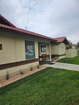 Canyon Creek Apartments in Palmdale, CA - Building Photo