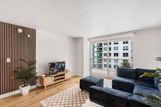 1 SE 12th St in Miami, FL - Foto de edificio - Building Photo