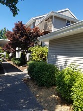 Cascade Woods Apartments in Aloha, OR - Building Photo - Building Photo