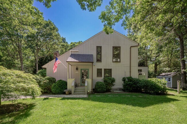 649 Accabonac Rd in East Hampton, NY - Building Photo - Building Photo