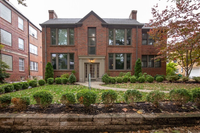 7535 Oxford Dr, Unit 1E in Clayton, MO - Foto de edificio - Building Photo