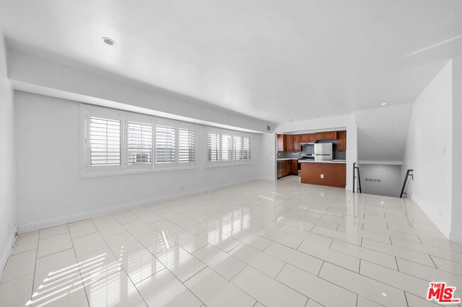 property at 148 S Reeves Dr