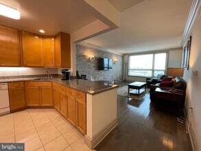 717 S Christopher Columbus Blvd in Philadelphia, PA - Foto de edificio - Building Photo