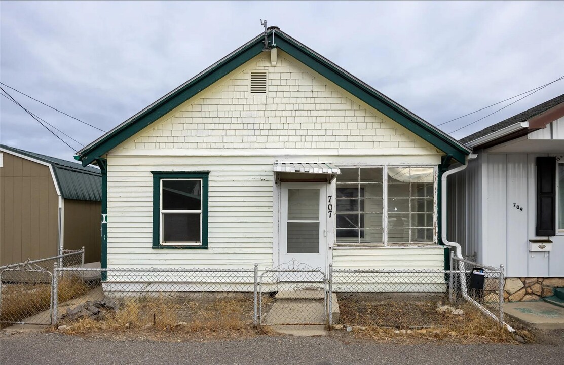 707 E Front St in Anaconda, MT - Foto de edificio