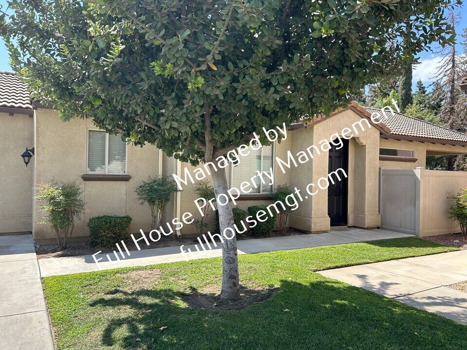 1921 W Roby Ave in Porterville, CA - Building Photo