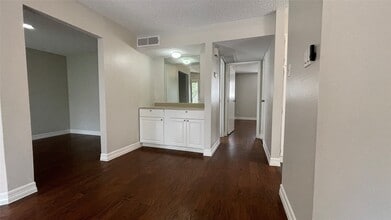 6701 Sands Point Dr in Houston, TX - Building Photo - Building Photo