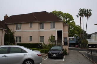 645 Midvale Ave in Los Angeles, CA - Foto de edificio - Building Photo
