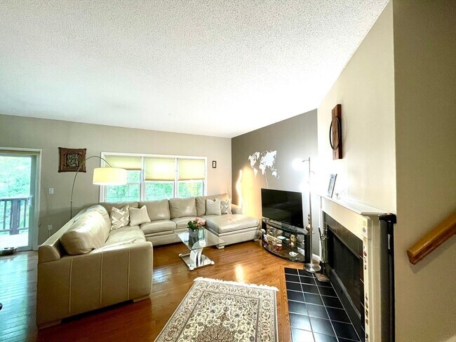 346 Bishops Forest Dr in Waltham, MA - Building Photo - Building Photo