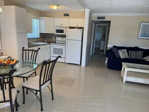 222 Kent M in West Palm Beach, FL - Building Photo - Building Photo