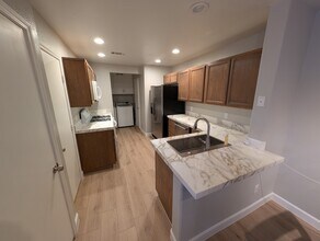 813 Radiant Star St in Las Vegas, NV - Foto de edificio - Building Photo