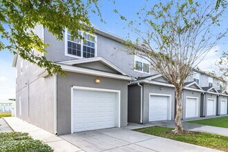 7041 Opal Dr in Largo, FL - Foto de edificio - Building Photo