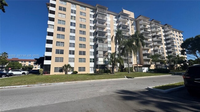 property at 4174 Inverrary Dr