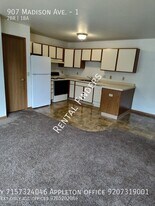 907 Madison Ave in Marinette, WI - Building Photo