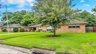 7919 Montglen Dr in Houston, TX - Foto de edificio - Building Photo