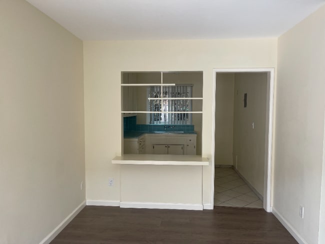 14207 Sylvan St in Los Angeles, CA - Building Photo - Building Photo