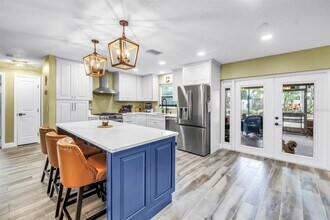 4037 Overlook Dr NE in St. Petersburg, FL - Building Photo - Building Photo