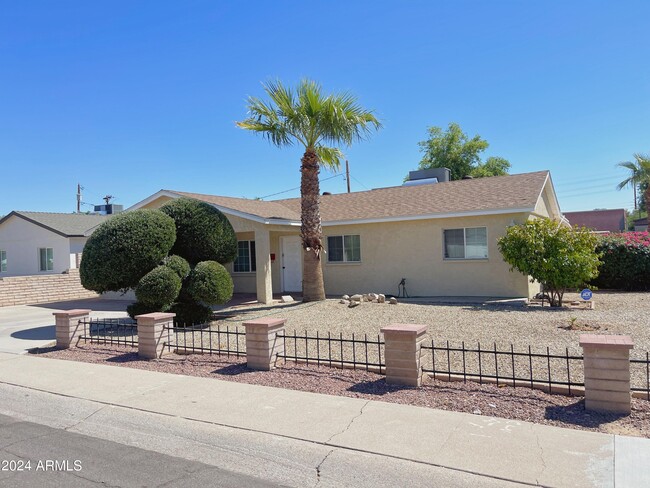 2401 E Meadowbrook Ave in Phoenix, AZ - Foto de edificio - Building Photo