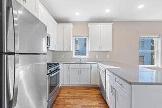 68 W 52nd St, Unit A in Bayonne, NJ - Foto de edificio - Building Photo