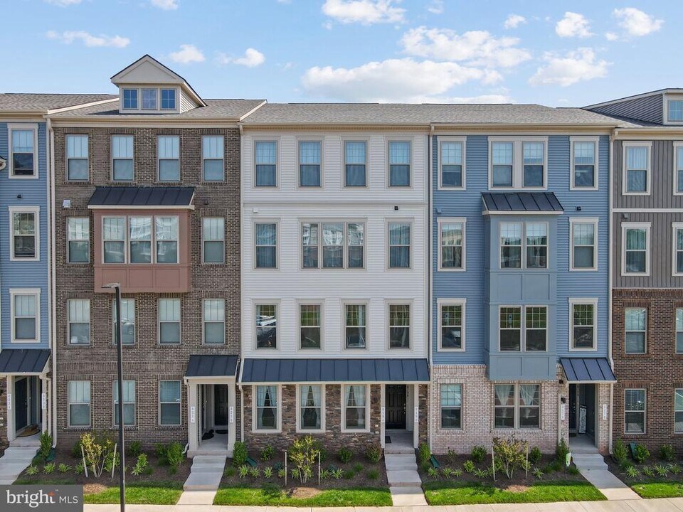 819 Ambrose Ln in Manassas Park, VA - Building Photo