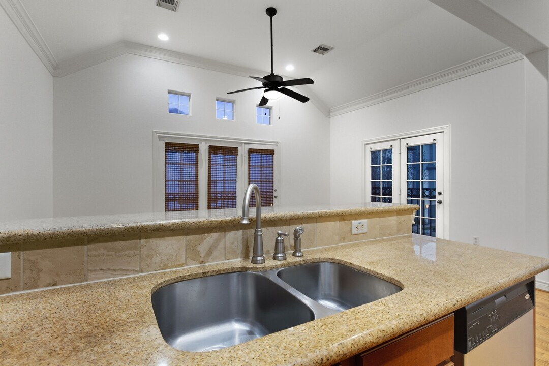 1303 Sherwood Point Ln in Houston, TX - Building Photo