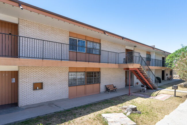 Bassett Townhomes Condominiums in El Paso, TX - Building Photo - Building Photo