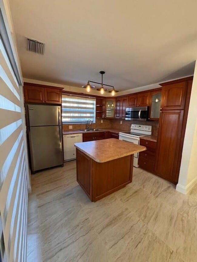 11202 SW 132nd Ct W in Miami, FL - Building Photo - Building Photo