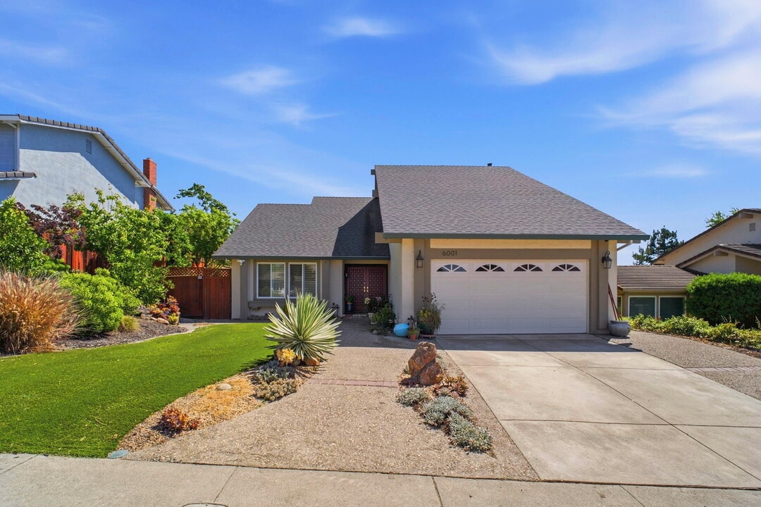 6001 Castlebrook Dr in Castro Valley, CA - Foto de edificio