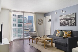 1200 Brickell Bay Dr in Miami, FL - Building Photo - Building Photo