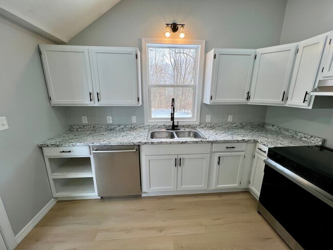 40 Watch St, Unit 1L in Oxford, MA - Building Photo - Building Photo