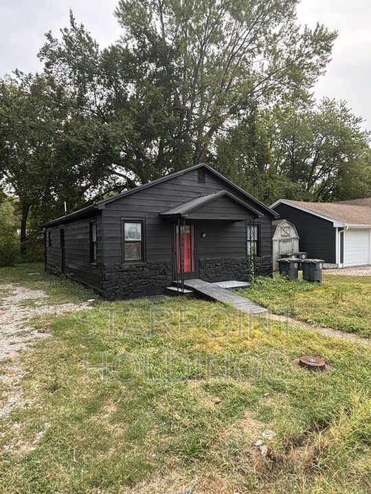 1930 S Helfrich Ave in Evansville, IN - Building Photo