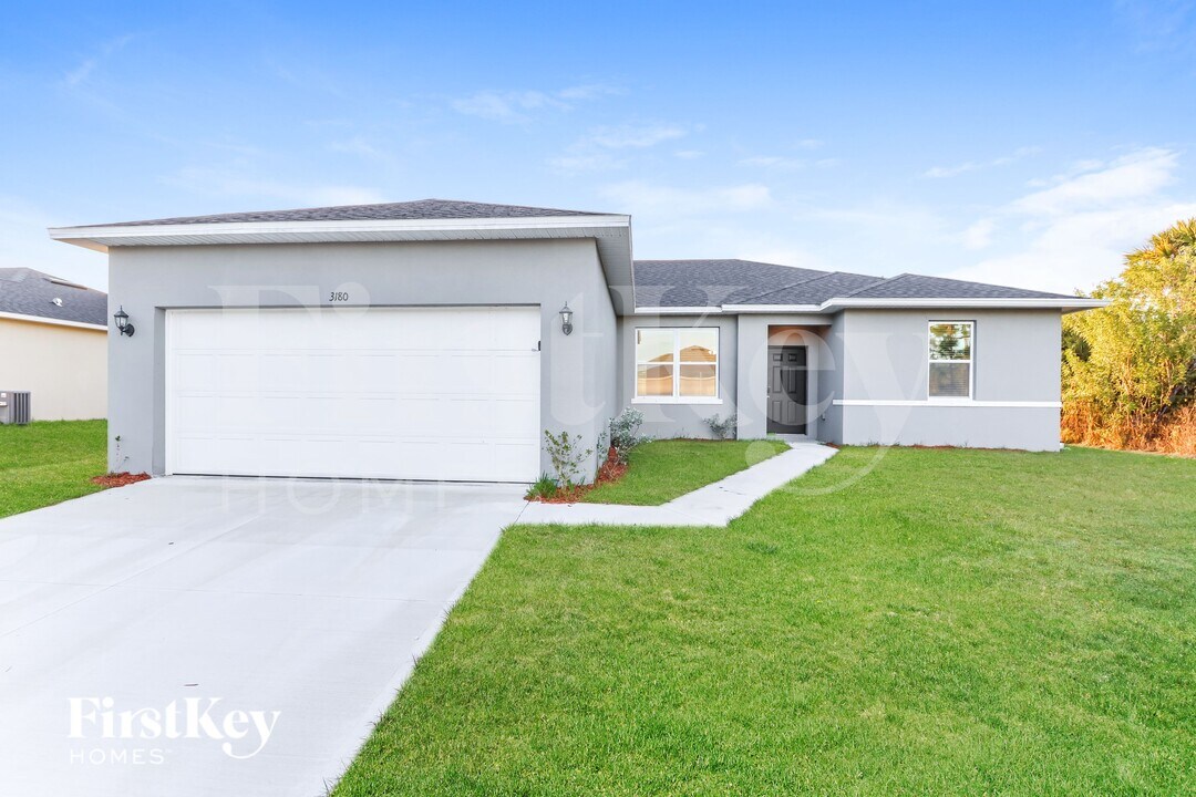 3180 Halsey Ave SE in Palm Bay, FL - Foto de edificio