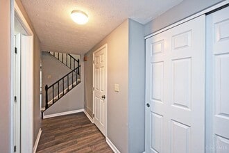 920 Woodlyn Dr N in Cincinnati, OH - Building Photo - Building Photo