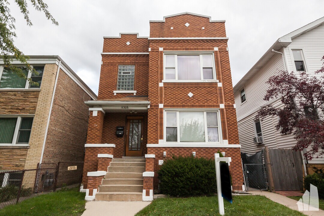 5306 W Roscoe St in Chicago, IL - Building Photo