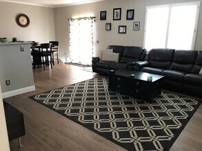 4374 Monte Vista Way in Oceanside, CA - Building Photo - Building Photo