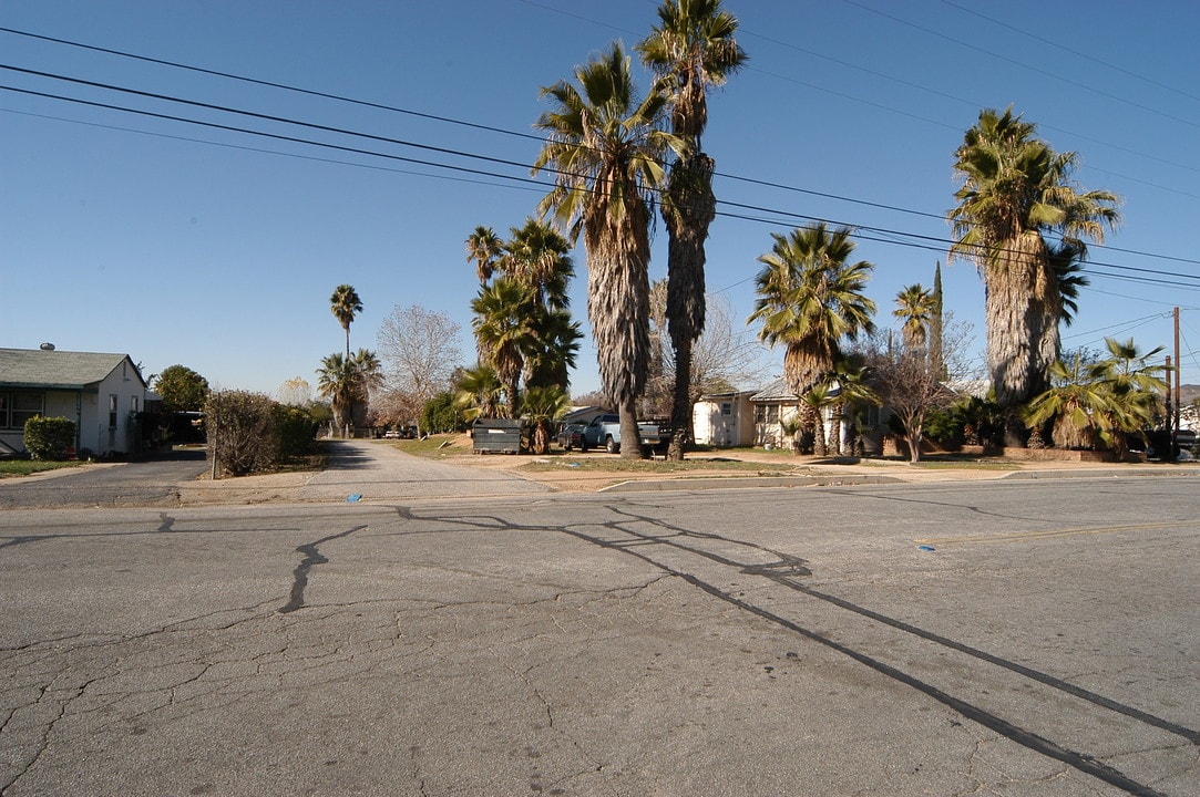 12542 7th St in Yucaipa, CA - Foto de edificio