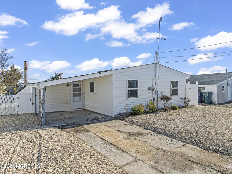 7 W Dory Dr in Little Egg Harbor Township, NJ - Building Photo