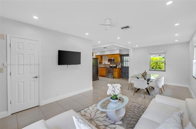 16234 NE 9th Pl in North Miami Beach, FL - Building Photo - Building Photo