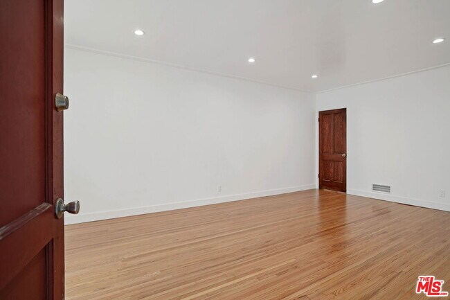 644 S Dunsmuir Ave in Los Angeles, CA - Building Photo - Building Photo