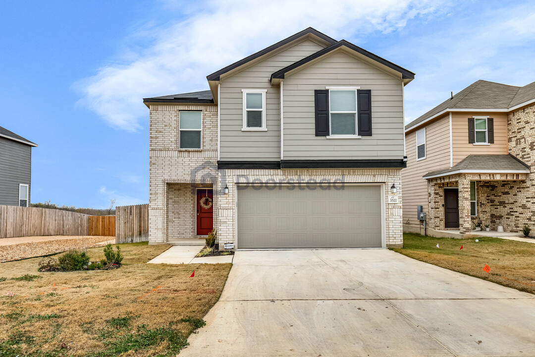 3511 Silver Set in San Antonio, TX - Building Photo