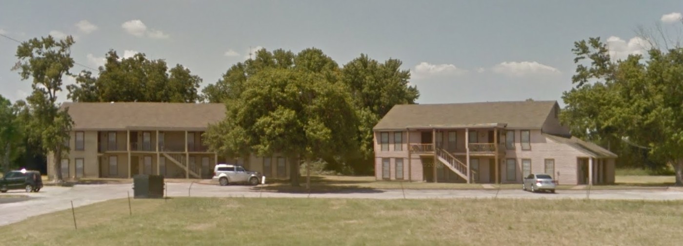 920 E Pearl St in Granbury, TX - Foto de edificio